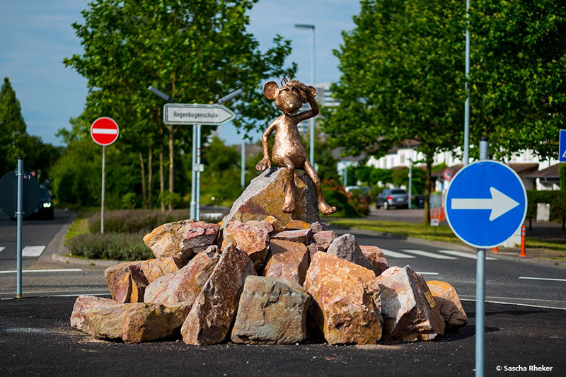 Ratte Ludwig sitzt auf dem Steinberg-Kreisel