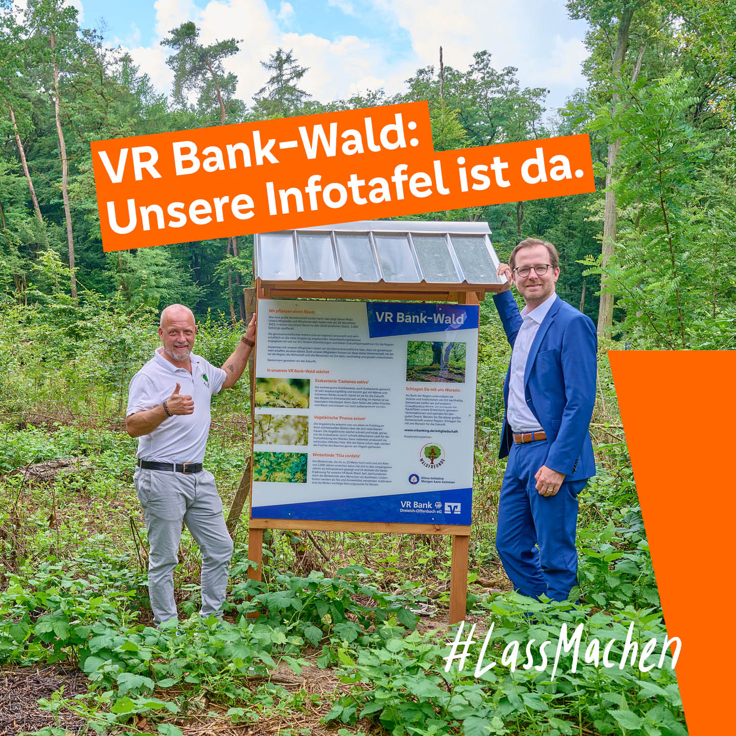 VR Bank-Wald: Die Infotafel ist da. Jürgen Graf (Waldfreunde) und der Vorstand der VR Bank Dreieich-Offenbach eG, Jens Prößer, präsentieren die Infotafel der Öffentlichkeit.