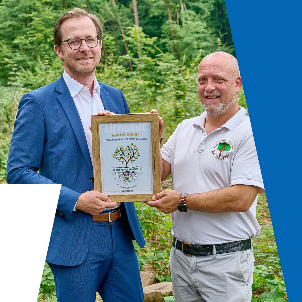 Jürgen Graf (Waldfreunde) übergibt eine Urkunde zum besonderen Engagement an Jens Prößer von der VR Bank Dreieich-Offenbach eG
